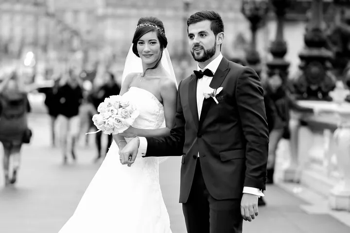 Mariés en noir et blanc au milieu des passants
